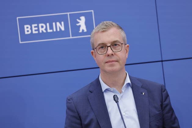 Stefan Evers, Bürgermeister von Berlin, Deutschland, Berlin, Senatspressekonferenz gemeinsam mit der Bürgermeisterin und Senatorin für Wirtschaft, Energie und Betriebe, Franziska Giffey, sowie dem Bürgermeister und Senator für Finanzen sowie für Kultur und Gesellschaftlichen Zusammenhalt, Stefan Evers *** Stefan Evers, Mayor of Berlin, Germany; Berlin; Senate press conference together with the Mayor and Senator for Economic Affairs, Energy, and Public Enterprises, Franziska Giffey, as well as the Mayor and Senator for Finance, Culture, and Social Cohesion, Stefan Evers
