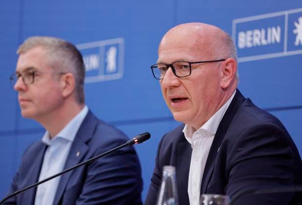 Stefan Evers, Bürgermeister von Berlin, Kai Wegner, Regierender Bürgermeister von Berlin, Deutschland, Berlin, Senatspressekonferenz gemeinsam mit der Bürgermeisterin und Senatorin für Wirtschaft, Energie und Betriebe, Franziska Giffey, sowie dem Bürgermeister und Senator für Finanzen sowie für Kultur und Gesellschaftlichen Zusammenhalt, Stefan Evers *** Stefan Evers, Mayor of Berlin; Kai Wegner, Governing Mayor of Berlin, Germany, Berlin; Senate press conference together with the Mayor and Senator for Economy, Energy, and Public Enterprises, Franziska Giffey, as well as the Mayor and Senator for Finance, Culture, and Social Cohesion, Stefan Evers