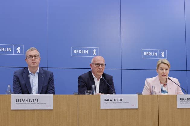 Stefan Evers, Bürgermeister von Berlin, Kai Wegner, Regierender Bürgermeister von Berlin, Franziska Giffey, Bürgermeisterin von Berlin, Deutschland, Berlin, Senatspressekonferenz gemeinsam mit der Bürgermeisterin und Senatorin für Wirtschaft, Energie und Betriebe, Franziska Giffey, sowie dem Bürgermeister und Senator für Finanzen sowie für Kultur und Gesellschaftlichen Zusammenhalt, Stefan Evers *** Stefan Evers, Mayor of Berlin, Kai Wegner, Governing Mayor of Berlin; Franziska Giffey, Mayor of Berlin, Germany; Berlin; Senate press conference together with the Mayor and Senator for Economy, Energy, and Public Enterprises, Franziska Giffey, as well as the Mayor and Senator for Finance, Culture, and Social Cohesion, Stefan Evers