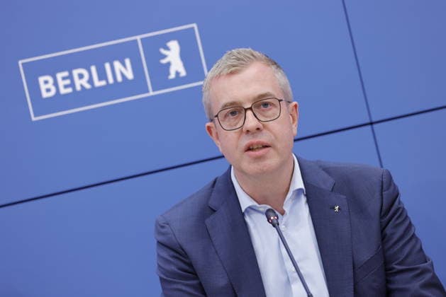 Stefan Evers, Bürgermeister von Berlin, Deutschland, Berlin, Senatspressekonferenz gemeinsam mit der Bürgermeisterin und Senatorin für Wirtschaft, Energie und Betriebe, Franziska Giffey, sowie dem Bürgermeister und Senator für Finanzen sowie für Kultur und Gesellschaftlichen Zusammenhalt, Stefan Evers *** Stefan Evers, Mayor of Berlin, Germany; Berlin; Senate press conference together with the Mayor and Senator for Economy, Energy, and Public Enterprises, Franziska Giffey, as well as the Mayor and Senator for Finance, Culture, and Social Cohesion, Stefan Evers