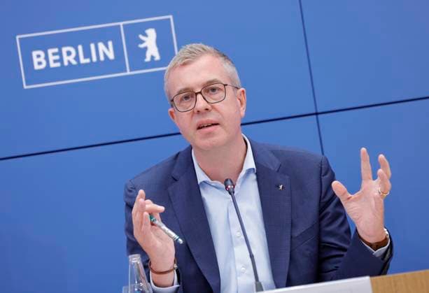Stefan Evers, Bürgermeister von Berlin, Deutschland, Berlin, Senatspressekonferenz gemeinsam mit der Bürgermeisterin und Senatorin für Wirtschaft, Energie und Betriebe, Franziska Giffey, sowie dem Bürgermeister und Senator für Finanzen sowie für Kultur und Gesellschaftlichen Zusammenhalt, Stefan Evers *** Stefan Evers, Mayor of Berlin, Germany; Berlin; Senate press conference together with the Mayor and Senator for Economy, Energy, and Public Enterprises, Franziska Giffey, as well as the Mayor and Senator for Finance, Culture, and Social Cohesion, Stefan Evers