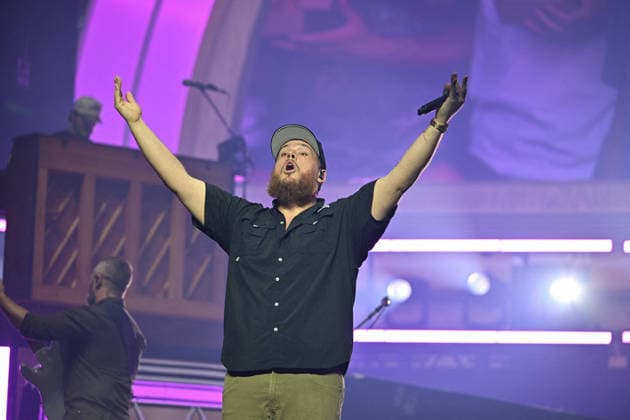 Luke Combs In Concert - Paris Luke Combs performs at the Accor Arena in Paris, France on July 7, 2026. Photo by Christophe Meng ABACAPRESS.COM Paris France  Copyright: xMengxChristophe ABACAx