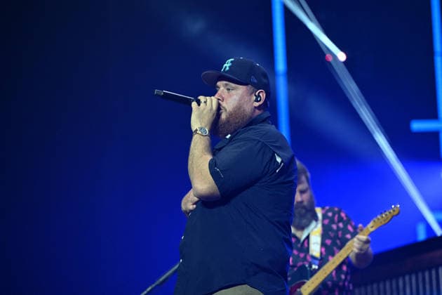 Luke Combs In Concert - Paris Luke Combs performs at the Accor Arena in Paris, France on July 7, 2026. Photo by Christophe Meng ABACAPRESS.COM Paris France  Copyright: xMengxChristophe ABACAx