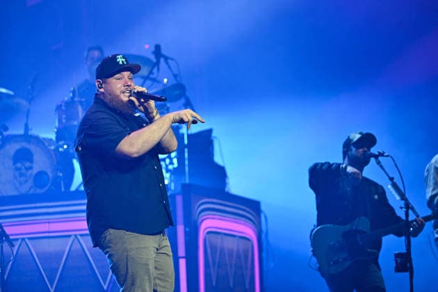 Luke Combs In Concert - Paris Luke Combs performs at the Accor Arena in Paris, France on July 7, 2026. Photo by Christophe Meng ABACAPRESS.COM Paris France  Copyright: xMengxChristophe ABACAx