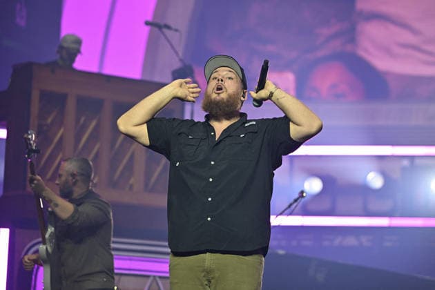 Luke Combs In Concert - Paris Luke Combs performs at the Accor Arena in Paris, France on July 7, 2026. Photo by Christophe Meng ABACAPRESS.COM Paris France  Copyright: xMengxChristophe ABACAx