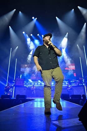 Luke Combs In Concert - Paris Luke Combs performs at the Accor Arena in Paris, France on July 7, 2026. Photo by Christophe Meng ABACAPRESS.COM Paris France  Copyright: xMengxChristophe ABACAx