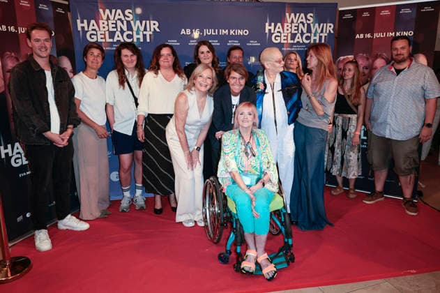 Maren Kroymann, Bettina Böttinger, Gaby Köster, Hella von Sinnen und Esther Schweins mit Cast und Team bei der Premiere des Dokumentarfilms Was haben wir gelacht im Filmpalast. Köln, 07.07.2026 *** Maren Kroymann, Bettina Böttinger, Gaby Köster, Hella von Sinnen, and Esther Schweins with the cast and crew at the premiere of the documentary *Was haben wir gelacht* at the Filmpalast in Cologne, July 7, 2026 Foto:xR.xSchmiegeltx xFuturexImagex gelacht_6643