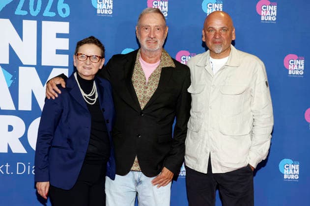 Christine Berg, Roland Emmerich und Peter Schauerte bei der Verleihung der Gläsernen Leinwand an Roland Emmerich im Rahmen der CineHamburg 2026 im Cinemaxx Dammtor. Hamburg, 07.07.2026 *** Christine Berg, Roland Emmerich, and Peter Schauerte at the presentation of the Gläsernes Leinwand award to Roland Emmerich as part of CineHamburg 2026 at Cinemaxx Dammtor in Hamburg, July 7, 2026 Foto:xgbrcix xFuturexImagex emmerich_6709