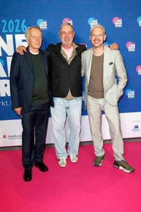 Thomas Wöbke, Roland Emmerich und Marco Kreuzpaintner bei der Verleihung der Gläsernen Leinwand an Roland Emmerich im Rahmen der CineHamburg 2026 im Cinemaxx Dammtor. Hamburg, 07.07.2026 *** Thomas Wöbke, Roland Emmerich, and Marco Kreuzpaintner at the presentation of the Gläsernes Leinwand award to Roland Emmerich as part of CineHamburg 2026 at Cinemaxx Dammtor in Hamburg, July 7, 2026 Foto:xC.xTamckex xFuturexImagex emmerich_6727