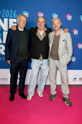 Thomas Wöbke, Roland Emmerich und Marco Kreuzpaintner bei der Verleihung der Gläsernen Leinwand an Roland Emmerich im Rahmen der CineHamburg 2026 im Cinemaxx Dammtor. Hamburg, 07.07.2026 *** Thomas Wöbke, Roland Emmerich, and Marco Kreuzpaintner at the presentation of the Gläsernes Leinwand award to Roland Emmerich as part of CineHamburg 2026 at Cinemaxx Dammtor in Hamburg, July 7, 2026 Foto:xC.xTamckex xFuturexImagex emmerich_6728