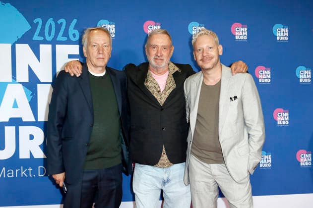Thomas Wöbke, Roland Emmerich und Marco Kreuzpaintner bei der Verleihung der Gläsernen Leinwand an Roland Emmerich im Rahmen der CineHamburg 2026 im Cinemaxx Dammtor. Hamburg, 07.07.2026 *** Thomas Wöbke, Roland Emmerich, and Marco Kreuzpaintner at the presentation of the Gläsernes Leinwand award to Roland Emmerich as part of CineHamburg 2026 at Cinemaxx Dammtor in Hamburg, July 7, 2026 Foto:xC.xTamckex xFuturexImagex emmerich_6731