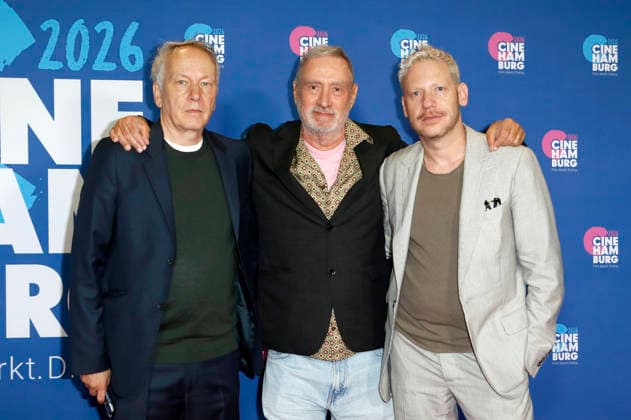 Thomas Wöbke, Roland Emmerich und Marco Kreuzpaintner bei der Verleihung der Gläsernen Leinwand an Roland Emmerich im Rahmen der CineHamburg 2026 im Cinemaxx Dammtor. Hamburg, 07.07.2026 *** Thomas Wöbke, Roland Emmerich, and Marco Kreuzpaintner at the presentation of the Gläsernes Leinwand award to Roland Emmerich as part of CineHamburg 2026 at Cinemaxx Dammtor in Hamburg, July 7, 2026 Foto:xC.xTamckex xFuturexImagex emmerich_6732