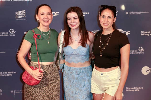 Carolin Kebekus, Maria Clara Groppler und Negah Amiri bei der Premiere des Dokumentarfilms Was haben wir gelacht im Filmpalast. Köln, 07.07.2026 *** Carolin Kebekus, Maria Clara Groppler, and Negah Amiri at the premiere of the documentary *Was haben wir gelacht* at the Filmpalast in Cologne, July 7, 2026 Foto:xR.xSchmiegeltx xFuturexImagex gelacht_6611