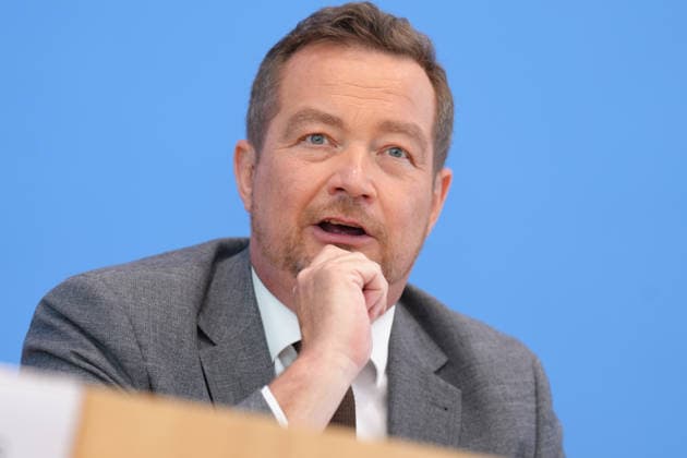 Bundespressekonferenz, Vorstellung des Jahresbericht des Polizeibeauftragten des Bundes Uli Groetsch, der Polizeibeaurtragten des Bundes beim Bundestag im Portrait mit Gestik und Mimik bei der Vorstellung seines Jahresberichts in der Bundespressekonferenz, Berlin, 08.07.2026 Berlin Berlin Deutschland *** Federal Press Conference, presentation of the annual report by Federal Police Commissioner Uli Groetsch; a portrait of the Federal Police Commissioner to the Bundestag, showing his gestures and facial expressions during the presentation of his annual report at the Federal Press Conference, Berlin, July 8, 2026, Berlin, Berlin, Germany