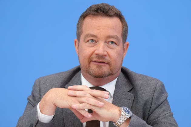 Bundespressekonferenz, Vorstellung des Jahresbericht des Polizeibeauftragten des Bundes Uli Groetsch, der Polizeibeaurtragten des Bundes beim Bundestag im Portrait mit Gestik und Mimik bei der Vorstellung seines Jahresberichts in der Bundespressekonferenz, Berlin, 08.07.2026 Berlin Berlin Deutschland *** Federal Press Conference, presentation of the annual report by Federal Police Commissioner Uli Groetsch; a portrait of the Federal Police Commissioner to the Bundestag, showing his gestures and facial expressions during the presentation of his annual report at the Federal Press Conference, Berlin, July 8, 2026, Berlin, Berlin, Germany