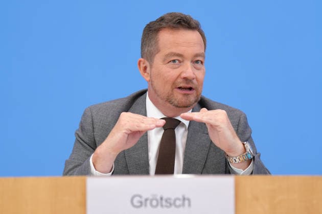 Bundespressekonferenz, Vorstellung des Jahresbericht des Polizeibeauftragten des Bundes Uli Groetsch, der Polizeibeaurtragten des Bundes beim Bundestag im Portrait mit Gestik und Mimik bei der Vorstellung seines Jahresberichts in der Bundespressekonferenz, Berlin, 08.07.2026 Berlin Berlin Deutschland *** Federal Press Conference, presentation of the annual report by Federal Police Commissioner Uli Groetsch; a portrait of the Federal Police Commissioner to the Bundestag, showing his gestures and facial expressions during the presentation of his annual report at the Federal Press Conference, Berlin, July 8, 2026, Berlin, Berlin, Germany
