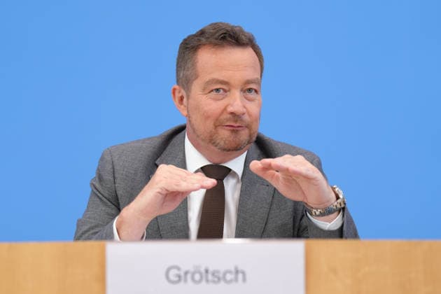 Bundespressekonferenz, Vorstellung des Jahresbericht des Polizeibeauftragten des Bundes Uli Groetsch, der Polizeibeaurtragten des Bundes beim Bundestag im Portrait bei der Vorstellung seines Jahresberichts in der Bundespressekonferenz, Berlin, 08.07.2026 Berlin Berlin Deutschland *** Federal Press Conference, Presentation of the Annual Report by Federal Police Commissioner Uli Groetsch; a portrait of the Federal Police Commissioner to the Bundestag during the presentation of his annual report at the Federal Press Conference, Berlin, July 8, 2026, Berlin, Berlin, Germany