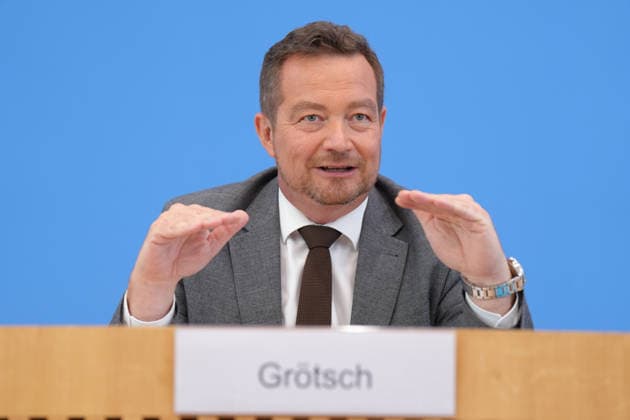 Bundespressekonferenz, Vorstellung des Jahresbericht des Polizeibeauftragten des Bundes Uli Groetsch, der Polizeibeaurtragten des Bundes beim Bundestag im Portrait mit Gestik und Mimik bei der Vorstellung seines Jahresberichts in der Bundespressekonferenz, Berlin, 08.07.2026 Berlin Berlin Deutschland *** Federal Press Conference, presentation of the annual report by Federal Police Commissioner Uli Groetsch; a portrait of the Federal Police Commissioner to the Bundestag, showing his gestures and facial expressions during the presentation of his annual report at the Federal Press Conference, Berlin, July 8, 2026, Berlin, Berlin, Germany