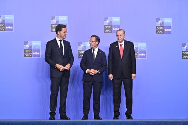 ANKARA, TURKIET 20260708 NATO:s generalsekreterare Mark Rutte, Sveriges statsminister Ulf Kristersson (M) och Turkiets president Recep Tayyip ErdoÄüan i samband med gruppfotot under Nato-toppmötet i Ankara, Turkiet. ANKARA TURKIET x10430x *** ANKARA, TURKEY 20260708 NATO Secretary General Mark Rutte, Swedish Prime Minister Ulf Kristersson (M), and Turkish President Recep Tayyip Erdogan during a group photo at the NATO summit in Ankara, Turkey ANKARA TURKEY x10430x  Copyright: xChristinexOlsson TTx NATO-TOPPMÖTE ANKARA 2026 fFAWVLlgb_4