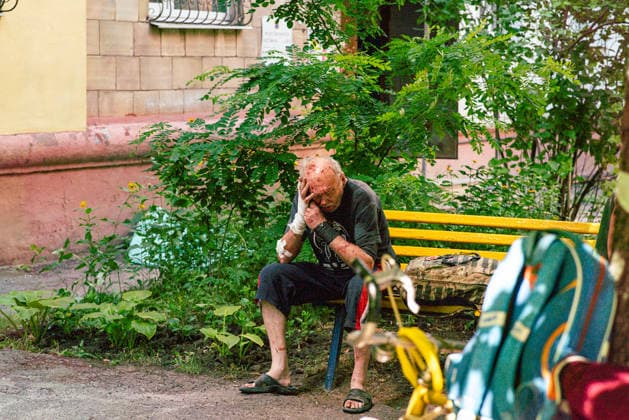 Russian rocket strikes target civilian infrastructure and residential areas in Kharkiv KHARKIV, UKRAINE - JULY 08: An injured man is seen as emergency responders work at the scene after Russian forces launched a morning missile strike that partially destroyed a five-story residential building, killing at least two people and injuring over 20 others, in the Nemyshlianskyi district of Kharkiv, Ukraine on July 08, 2026. Carlo Bravo Anadolu Kharkiv Ukraine. Editorial use only. Please get in touch for any other usage.  Copyright: x2026xAnadoluxCarloxBravox