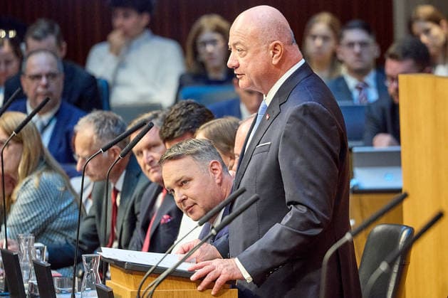 - Wien 08.07.2026 - Nationalrat SItzung Parlament - Der Nationalrat trat heute im Hohen Haus zu einer regluären Nationalratssitzung zusammen. Haupthema war das Doppelbudget . PHOTO: am Rednerpult, Bundeskanzler Christian Stocker (R ÖVP) Vizekanzler Andreas Babler (2vR SPÖ), Finanzminister Markus Marterbauer (L SPÖ) mit weiteren Regierungsmitgliedern auf der Regierungsbank. Vienna (AUSTRIA) - Austrian Parliament National Council session - The National Council met today in the House for a regular session. The main topic was the dual budget. Budget, Finanzen, Staatsfinanzen, Geld, Steuern, Ausgaben, Einnahmen, Regierung, echtes Dopelbudet 2027 28 , 2028, Schulden, Nationalratssitzung, Nationalrat SItzung *** Vienna, July 8, 2026 Nati 
