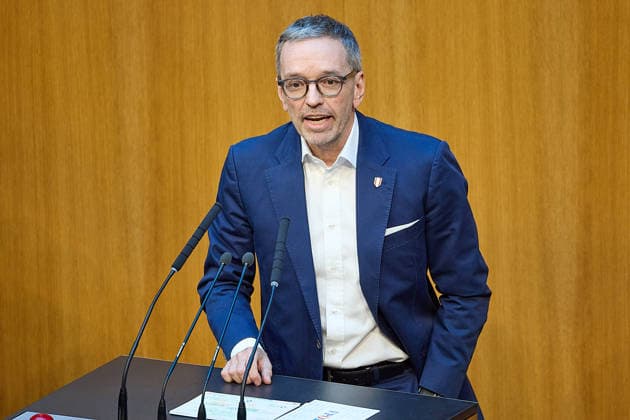 - Wien 08.07.2026 - Nationalrat SItzung Parlament - Der Nationalrat trat heute im Hohen Haus zu einer regluären Nationalratssitzung zusammen. Haupthema war das Doppelbudget . PHOTO: FPÖ Bundesparteiobmann Herbert Kickl am Rednerpult. Vienna (AUSTRIA) - Austrian Parliament National Council session - The National Council met today in the House for a regular session. The main topic was the dual budget. Budget, Finanzen, Staatsfinanzen, Geld, Steuern, Ausgaben, Einnahmen, Regierung, echtes Dopelbudet 2027 28 , 2028, Schulden, Nationalratssitzung, Nationalrat SItzung *** Vienna, July 8, 2026 National Council Session Parliament The National Council convened today in the House for a regular session. The main topic was the dual budget. PHO 