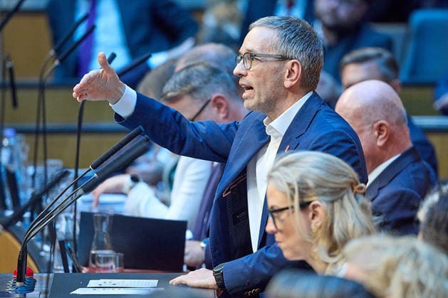 - Wien 08.07.2026 - Nationalrat SItzung Parlament - Der Nationalrat trat heute im Hohen Haus zu einer regluären Nationalratssitzung zusammen. Haupthema war das Doppelbudget . PHOTO: FPÖ Bundesparteiobmann Herbert Kickl am Rednerpult. Vienna (AUSTRIA) - Austrian Parliament National Council session - The National Council met today in the House for a regular session. The main topic was the dual budget. Budget, Finanzen, Staatsfinanzen, Geld, Steuern, Ausgaben, Einnahmen, Regierung, echtes Dopelbudet 2027 28 , 2028, Schulden, Nationalratssitzung, Nationalrat SItzung *** Vienna, July 8, 2026 National Council Session Parliament The National Council convened today in the House for a regular session. The main topic was the dual budget. PH 