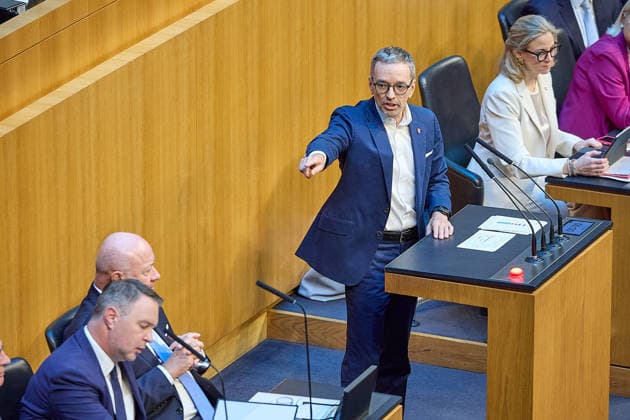 - Wien 08.07.2026 - Nationalrat SItzung Parlament - Der Nationalrat trat heute im Hohen Haus zu einer regluären Nationalratssitzung zusammen. Haupthema war das Doppelbudget . PHOTO: (v.L.) Vizekanzler Andreas Babler (SPÖ), Bundeskanzler Christian Stocker (ÖVP), FPÖ Bundesparteiobmann Herbert Kickl am Rednerpult und Aussenministerin Beate Meinl-Reisinger (NEOS). Vienna (AUSTRIA) - Austrian Parliament National Council session - The National Council met today in the House for a regular session. The main topic was the dual budget. Budget, Finanzen, Staatsfinanzen, Geld, Steuern, Ausgaben, Einnahmen, Regierung, echtes Dopelbudet 2027 28 , 2028, Schulden, Nationalratssitzung, Nationalrat SItzung *** Vienna, July 8, 2026 National Council 