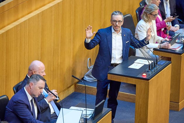 - Wien 08.07.2026 - Nationalrat SItzung Parlament - Der Nationalrat trat heute im Hohen Haus zu einer regluären Nationalratssitzung zusammen. Haupthema war das Doppelbudget . PHOTO: (v.L.) Vizekanzler Andreas Babler (SPÖ), Bundeskanzler Christian Stocker (ÖVP), FPÖ Bundesparteiobmann Herbert Kickl am Rednerpult und Aussenministerin Beate Meinl-Reisinger (NEOS). Vienna (AUSTRIA) - Austrian Parliament National Council session - The National Council met today in the House for a regular session. The main topic was the dual budget. Budget, Finanzen, Staatsfinanzen, Geld, Steuern, Ausgaben, Einnahmen, Regierung, echtes Dopelbudet 2027 28 , 2028, Schulden, Nationalratssitzung, Nationalrat SItzung *** Vienna, July 8, 2026 National Council 