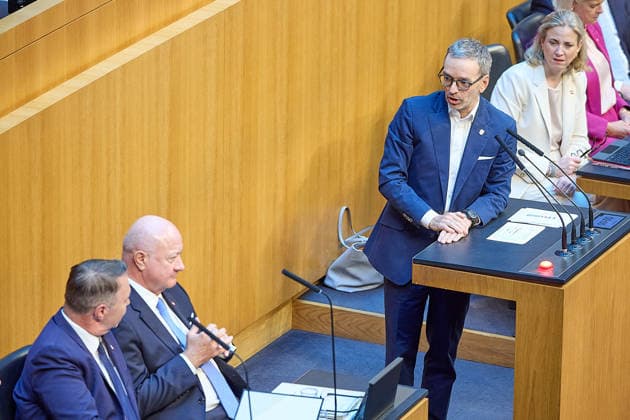 - Wien 08.07.2026 - Nationalrat SItzung Parlament - Der Nationalrat trat heute im Hohen Haus zu einer regluären Nationalratssitzung zusammen. Haupthema war das Doppelbudget . PHOTO: (v.L.) Vizekanzler Andreas Babler (SPÖ), Bundeskanzler Christian Stocker (ÖVP), FPÖ Bundesparteiobmann Herbert Kickl am Rednerpult und Aussenministerin Beate Meinl-Reisinger (NEOS). Vienna (AUSTRIA) - Austrian Parliament National Council session - The National Council met today in the House for a regular session. The main topic was the dual budget. Budget, Finanzen, Staatsfinanzen, Geld, Steuern, Ausgaben, Einnahmen, Regierung, echtes Dopelbudet 2027 28 , 2028, Schulden, Nationalratssitzung, Nationalrat SItzung *** Vienna, July 8, 2026 National Council 