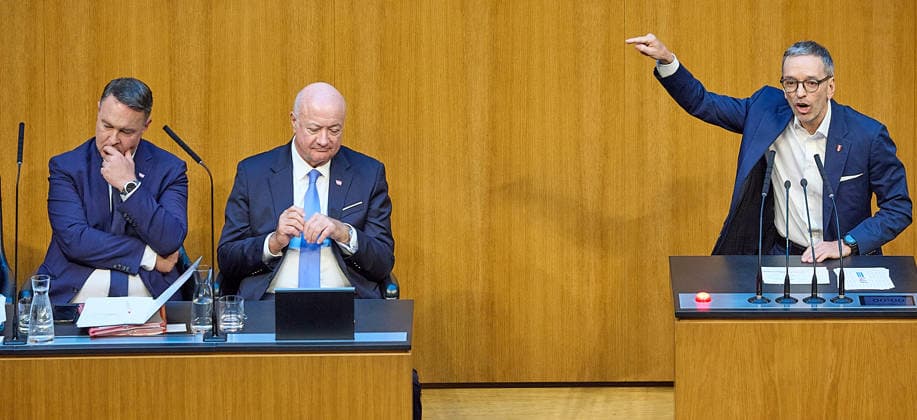 - Wien 08.07.2026 - Nationalrat SItzung Parlament - Der Nationalrat trat heute im Hohen Haus zu einer regluären Nationalratssitzung zusammen. Haupthema war das Doppelbudget . PHOTO: (v.L.) Vizekanzler Andreas Babler (SPÖ), Bundeskanzler Christian Stocker (ÖVP) auf der Regierungsbank., FPÖ Bundesparteiobmann Herbert Kickl am Rednerpult. Vienna (AUSTRIA) - Austrian Parliament National Council session - The National Council met today in the House for a regular session. The main topic was the dual budget. Budget, Finanzen, Staatsfinanzen, Geld, Steuern, Ausgaben, Einnahmen, Regierung, echtes Dopelbudet 2027 28 , 2028, Schulden, Nationalratssitzung, Nationalrat SItzung *** Vienna, July 8, 2026 National Council Session Parliament The Na 