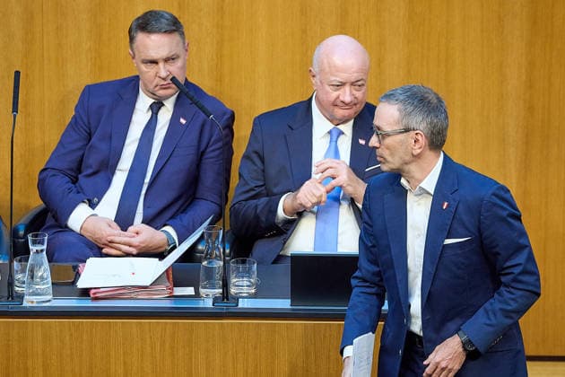 - Wien 08.07.2026 - Nationalrat SItzung Parlament - Der Nationalrat trat heute im Hohen Haus zu einer regluären Nationalratssitzung zusammen. Haupthema war das Doppelbudget . PHOTO: (v.L.) Vizekanzler Andreas Babler (SPÖ), Bundeskanzler Christian Stocker (ÖVP), FPÖ-Bundesparteiobmann Herbert Kickl nach seiner Rede. Vienna (AUSTRIA) - Austrian Parliament National Council session - The National Council met today in the House for a regular session. The main topic was the dual budget. Budget, Finanzen, Staatsfinanzen, Geld, Steuern, Ausgaben, Einnahmen, Regierung, echtes Dopelbudet 2027 28 , 2028, Schulden, Nationalratssitzung, Nationalrat SItzung *** Vienna, July 8, 2026 National Council Session Parliament The National Council conve 