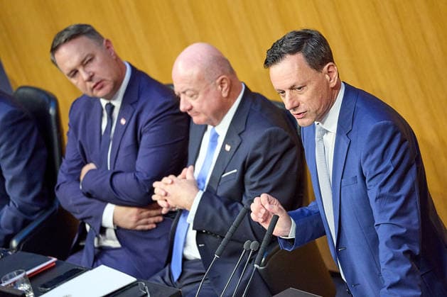- Wien 08.07.2026 - Nationalrat SItzung Parlament - Der Nationalrat trat heute im Hohen Haus zu einer regluären Nationalratssitzung zusammen. Haupthema war das Doppelbudget . PHOTO: (v.L.) Vizekanzler Andreas Babler (SPÖ), Bundeskanzler Christian Stocker (ÖVP) auf der Regierungsbank, ÖVP Klubobmann. Ernst Gödl am Rednerpult. Vienna (AUSTRIA) - Austrian Parliament National Council session - The National Council met today in the House for a regular session. The main topic was the dual budget. Budget, Finanzen, Staatsfinanzen, Geld, Steuern, Ausgaben, Einnahmen, Regierung, echtes Dopelbudet 2027 28 , 2028, Schulden, Nationalratssitzung, Nationalrat SItzung *** Vienna, July 8, 2026 National Council Session Parliament The National Co 