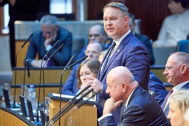 - Wien 08.07.2026 - Nationalrat SItzung Parlament - Der Nationalrat trat heute im Hohen Haus zu einer regluären Nationalratssitzung zusammen. Haupthema war das Doppelbudget . PHOTO: Vizekanzler Andreas Babler (SPÖ), Bundeskanzler Christian Stocker (ÖVP) auf der Regierungsbank. Vienna (AUSTRIA) - Austrian Parliament National Council session - The National Council met today in the House for a regular session. The main topic was the dual budget. Budget, Finanzen, Staatsfinanzen, Geld, Steuern, Ausgaben, Einnahmen, Regierung, echtes Dopelbudet 2027 28 , 2028, Schulden, Nationalratssitzung, Nationalrat SItzung *** Vienna, July 8, 2026 National Council Session Parliament The National Council convened today in the House for a regular s 