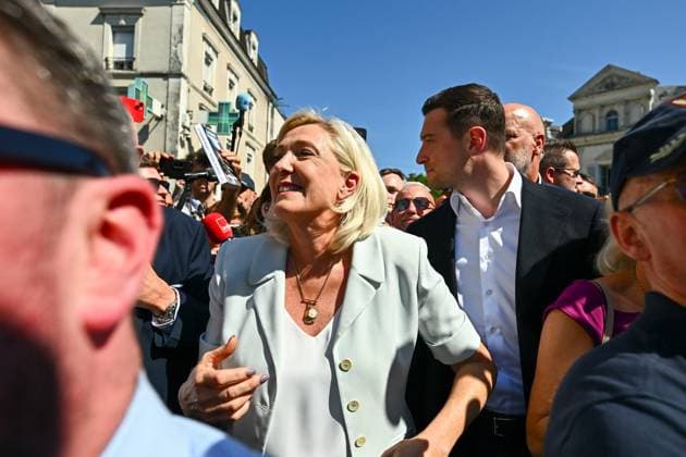 La Flèche: Marine Le Pen and Jordan Bardella on the Campaign Trail PHOTOPQR OUEST FRANCE Franck Dubray La Flèche July 8, 2026 First campaign stop for Marine Le Pen, the National Rally (RN) candidate for the 2027 presidential election, and Jordan Bardella at the market in La Flèche. Photo by Franck Dubray. French far-right party National Rally (RN) leader Marine Le Pen is surrounded by journalists as she arrives with RN president Jordan Bardella for a campaign rally in the western-central French city of La Flèche on July 8, 2026, La Flèche, France  Copyright: xPHOTOPQR OUESTxFRANCE MAXPPPxFranckxDubrayx 20260708OFR0558 20260708OFR0558
