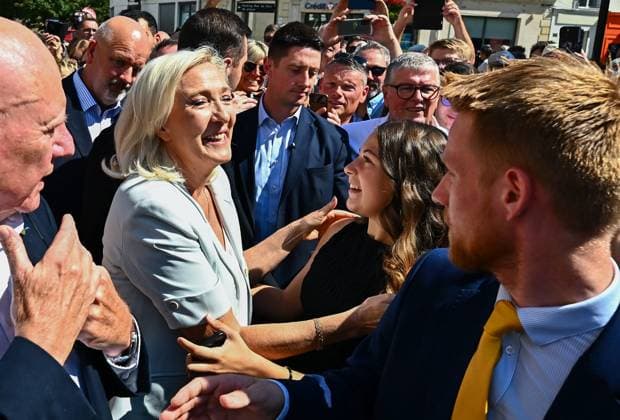 La Flèche: Marine Le Pen and Jordan Bardella on the Campaign Trail PHOTOPQR OUEST FRANCE Franck Dubray La Flèche July 8, 2026 First campaign stop for Marine Le Pen, the National Rally (RN) candidate for the 2027 presidential election, and Jordan Bardella at the market in La Flèche. Photo by Franck Dubray. French far-right party National Rally (RN) leader Marine Le Pen is surrounded by journalists as she arrives with RN president Jordan Bardella for a campaign rally in the western-central French city of La Flèche on July 8, 2026, La Flèche, France  Copyright: xPHOTOPQR OUESTxFRANCE MAXPPPxFranckxDubrayx 20260708OFR0573