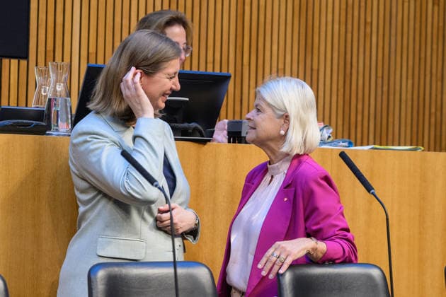 - Wien 08.07.2026 - 89. Sitzung des Nationalrats. PHOTO: Finanzstaatssekretärin Barbara Eibinger-Miedl (ÖVP) und Verteidigungsministerin Klaudia Tanner (ÖVP) 87th sitting of the National Council. Nationalrat, Nationalratssitzung, Parlamentssitzung, Parlament, Plenum 89. Sitzung des Nationalrats *** Vienna, July 8, 2026, 89th Session of the National Council PHOTO: State Secretary for Finance Barbara Eibinger Miedl (ÖVP) and Minister of Defense Klaudia Tanner (ÖVP) 87th session of the National Council National Council, National Council session, parliamentary session, parliament, plenary session 89th session of the National Council 