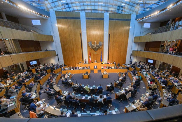 - Wien 08.07.2026 - 89. Sitzung des Nationalrats. PHOTO: Die Angeordneten und die Regierungsbank im Sitzungssaal 87th sitting of the National Council. Nationalrat, Nationalratssitzung, Parlamentssitzung, Parlament, Plenum 89. Sitzung des Nationalrats *** Vienna, July 8, 2026 89th Session of the National Council PHOTO: Members of Parliament and the government bench in the chamber 87th sitting of the National Council National Council, National Council session, parliamentary session, parliament, plenary session 89th Session of the National Council 