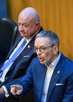 - Wien 08.07.2026 - 89. Sitzung des Nationalrats. PHOTO: Klubobmann der FPÖ Herbert Kickl, im Hintergrund Bundeskanzler Christian Stocker (ÖVP) 87th sitting of the National Council. Nationalrat, Nationalratssitzung, Parlamentssitzung, Parlament, Plenum 89. Sitzung des Nationalrats *** Vienna, July 8, 2026, 89th Session of the National Council PHOTO: FPÖ Caucus Leader Herbert Kickl; in the background, Federal Chancellor Christian Stocker (ÖVP) 87th sitting of the National Council National Council, National Council session, parliamentary session, parliament, plenary session 89th session of the National Council 