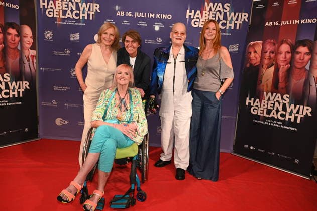 Maren Kroymann, Bettina Böttinger, Gaby Köster, Hella von Sinnen und Esther Schweins , l-r, kommt zur Filmpremiere von Was haben wir gelacht . Der Film erzählt die Geschichte des deutschen Unterhaltungsfernsehen der 90er aus der Frauenperspektive und kommt am 16.07. in die deutschen Kinos *** Maren Kroymann, Bettina Böttinger, Gaby Köster, Hella von Sinnen, and Esther Schweins, from left to right, attend the premiere of *Was haben wir gelacht*. The film tells the story of German entertainment television in the 1990s from a female perspective and opens in German theaters on July 16.