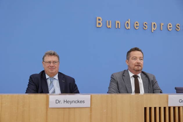 Dr. Heinz-Willi Heynckes, Leitender Beamter beim Polizeibeauftragten des Bundes beim Deutschen Bundestag, Uli Grötsch, Polizeibeauftragter des Bundes beim Deutschen Bundestag, Deutschland, Berlin, Bundespressekonferenz, Thema: Bericht des Polizeibeauftragten des Bundes beim Deutschen Bundestag *** Dr. Heinz Willi Heynckes, Senior Official with the Federal Police Commissioner to the German Bundestag; Uli Grötsch, Federal Police Commissioner to the German Bundestag; Germany, Berlin; Federal Press Conference; Topic: Report of the Federal Police Commissioner to the German Bundestag