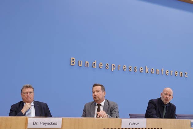 Dr. Heinz-Willi Heynckes, Leitender Beamter beim Polizeibeauftragten des Bundes beim Deutschen Bundestag, Uli Grötsch, Polizeibeauftragter des Bundes beim Deutschen Bundestag, Deutschland, Berlin, Bundespressekonferenz, Thema: Bericht des Polizeibeauftragten des Bundes beim Deutschen Bundestag *** Dr. Heinz Willi Heynckes, Senior Official with the Federal Police Commissioner to the German Bundestag; Uli Grötsch, Federal Police Commissioner to the German Bundestag; Germany, Berlin; Federal Press Conference; Topic: Report of the Federal Police Commissioner to the German Bundestag