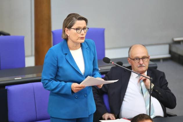 Berlin, Deutschland, 08.07.2026: Deutscher Bundestag: 88. Bundestagssitzung: Bundesministerin der Justiz und für Verbraucherschutz Stefanie Hubig (SPD) spricht in der Regierungsbefragung, rechts Michael Meister (CDU), Staatsminister für Bund-Länder-Zusammenarbeit *** Berlin, Germany, July 8, 2026 German Bundestag 88th Session Federal Minister of Justice and Consumer Protection Stefanie Hubig (SPD) speaks during the question period; to her right is Michael Meister (CDU), Minister of State for Federal-State Cooperation Copyright: xdtsxNachrichtenagenturx dts_126746