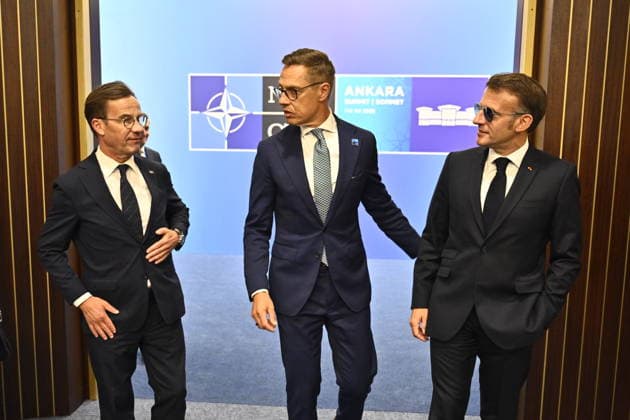 ANKARA, TURKIET 20260708 Sveriges statsminister Ulf Kristersson (M), Alexander Stubb och Frankrikes president Emmanuel Macron innan gruppfotot under Nato-toppmötet i Ankara, Turkiet. ANKARA TURKIET x10430x *** ANKARA, TURKEY 20260708 Swedish Prime Minister Ulf Kristersson (M), Alexander Stubb, and French President Emmanuel Macron before the group photo at the NATO summit in Ankara, Turkey ANKARA TURKEY x10430x  Copyright: xChristinexOlsson TTx NATO-TOPPMÖTE ANKARA 2026 TSLe01c51mk