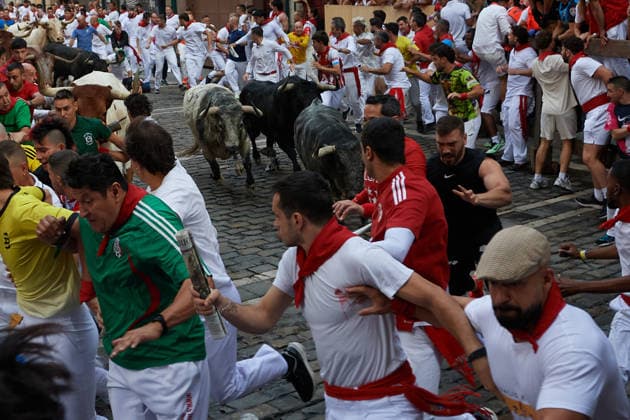 July 8, 2026, Pamplona, Navarra, Spain: Bull runners in front of bulls from the Cebada Gago ranch during the second bull run of the San Fermin festival 2026. Pamplona Spain - ZUMAs197 20260708_aaa_s197_026 Copyright: xElsaxAxBravox