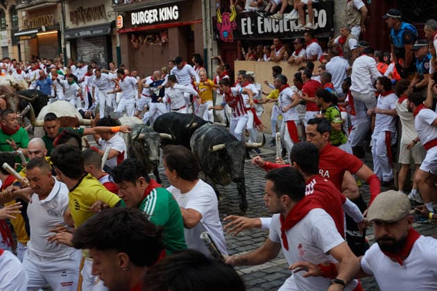 July 8, 2026, Pamplona, Navarra, Spain: Second bull run during the San Fermin festivities 2026 with the Cebada Gago livestock, Pamplona Spain - ZUMAs197 20260708_aaa_s197_027 Copyright: xElsaxAxBravox