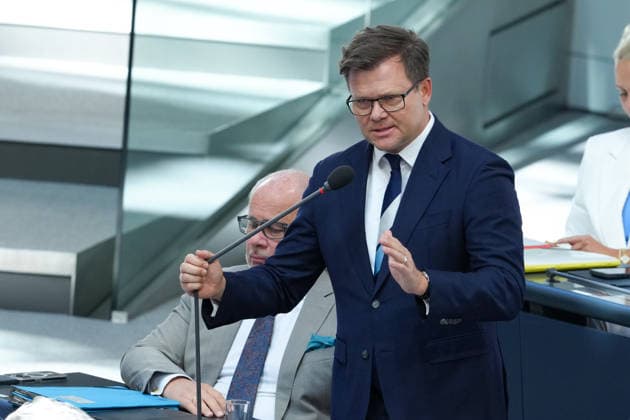 Deutscher Bundestag, 88. Plenarsitzung Carsten Schneider, Bundesminister fuer Umwelt, Klimaschutz, Naturschutz und nukleare Sicherheit im Portrait bei der Beantwortung der Fragen der Abegordneten im Rahmen der Befragung der Bundesregierung bei der 88. Sitzung des Deutschen Bundestag in Berlin, 08.07.2026 Berlin Berlin Deutschland *** German Bundestag, 88th Plenary Session: A portrait of Carsten Schneider, Federal Minister for the Environment, Climate Action, Nature Conservation, and Nuclear Safety, as he answers questions from members of parliament during the questioning of the Federal Government at the 88th session of the German Bundestag in Berlin, July 8, 2026, Berlin, Germany