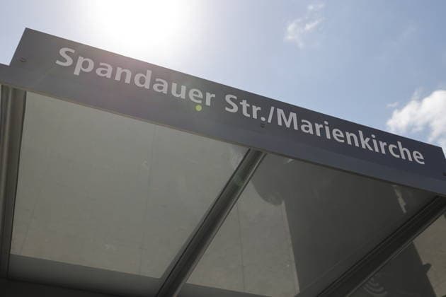 Deutschland, Berlin, Jean-François Decaux , Gesellschafter von Wall und Co-CEO von JCDecaux, Ute Bonde (CDU), Berliner Senatorin für Mobilität, Verkehr, Klimaschutz und Umwelt, Henrik Falk, Vorstandsvorsitzender der BVG, und Kai Wegner (CDU), Regierender Bürgermeister von Berlin, während der Eröffnung einer Test-Wartehalle von BVG und Wall *** Germany, Berlin: Jean François Decaux, partner at Wall & Co. and CEO of JCDecaux, Ute Bonde (CDU), Berlin Senator for Mobility, Transportation, Climate Protection, and the Environment; Henrik Falk, CEO of BVG; and Kai Wegner (CDU), Governing Mayor of Berlin, during the opening of a test bus shelter by BVG and Wall