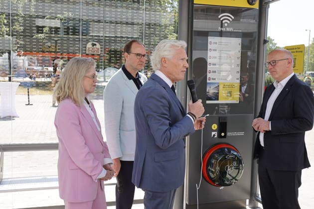 Deutschland, Berlin, Jean-François Decaux , Gesellschafter von Wall und Co-CEO von JCDecaux, Ute Bonde (CDU), Berliner Senatorin für Mobilität, Verkehr, Klimaschutz und Umwelt, Henrik Falk, Vorstandsvorsitzender der BVG, und Kai Wegner (CDU), Regierender Bürgermeister von Berlin, während der Eröffnung einer Test-Wartehalle von BVG und Wall *** Germany, Berlin: Jean François Decaux, partner at Wall & Co. and CEO of JCDecaux, Ute Bonde (CDU), Berlin Senator for Mobility, Transportation, Climate Protection, and the Environment; Henrik Falk, CEO of BVG; and Kai Wegner (CDU), Governing Mayor of Berlin, during the opening of a test bus shelter by BVG and Wall