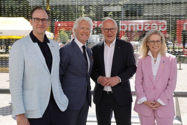 Deutschland, Berlin, Jean-François Decaux , Gesellschafter von Wall und Co-CEO von JCDecaux, Ute Bonde (CDU), Berliner Senatorin für Mobilität, Verkehr, Klimaschutz und Umwelt, Henrik Falk, Vorstandsvorsitzender der BVG, und Kai Wegner (CDU), Regierender Bürgermeister von Berlin, während der Eröffnung einer Test-Wartehalle von BVG und Wall *** Germany, Berlin: Jean François Decaux, partner at Wall & Co. and CEO of JCDecaux, Ute Bonde (CDU), Berlin Senator for Mobility, Transportation, Climate Protection, and the Environment; Henrik Falk, CEO of BVG; and Kai Wegner (CDU), Governing Mayor of Berlin, during the opening of a test bus shelter by BVG and Wall